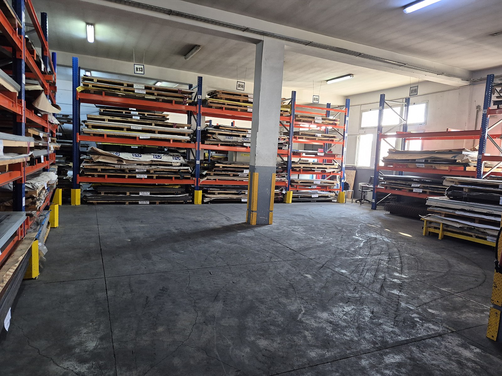 Stock de tôles et matières premières