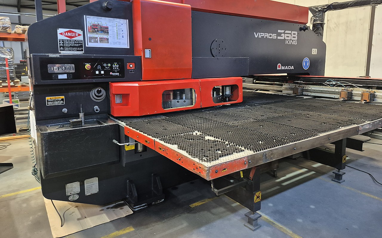 Machine de découpe CNC en atelier, étude technique