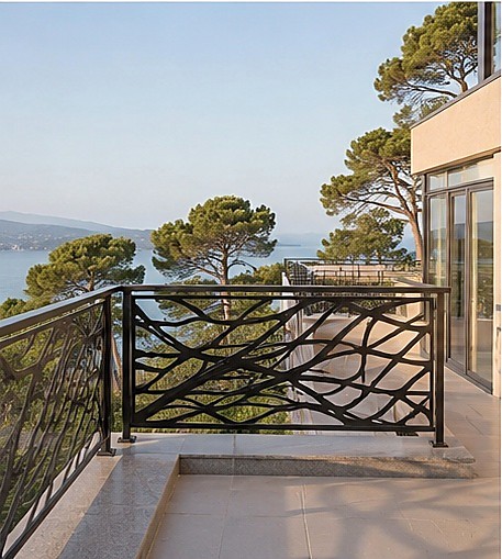 Garde-corps métallique à motifs organiques, terrasse vue mer