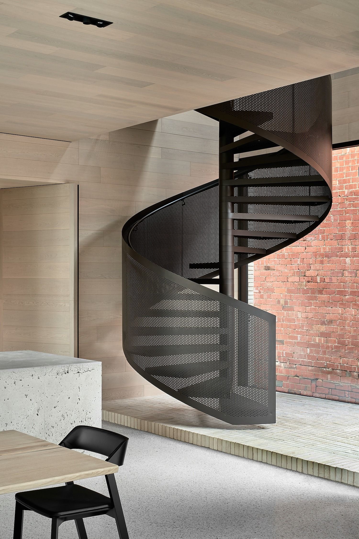 Escalier hélicoïdal en tôle perforée, mur en briques